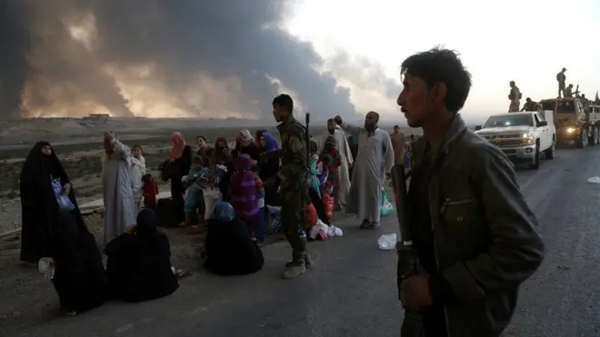 Người dân chạy trốn khỏi Mosul khi chiến sự leo thang giữa quân đội Iraq và IS