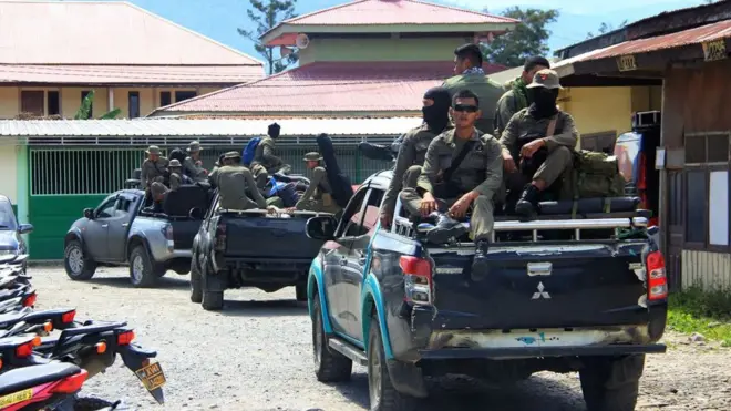 Personel kepolisian berangkat menuju Nduga setelah terjadi insiden pembunuhan terhadap pekerja proyek Trans Papua.