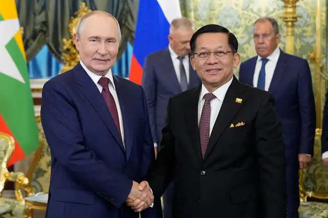 သြဂုတ်လ ၁၈ ရက် မော်စကိုမှာ ဦးမင်းအောင်လှိုင်နဲ့ ရုရှားသမ္မတ ပူတင်လို့ လက်ဆွဲနှုတ်ဆက်