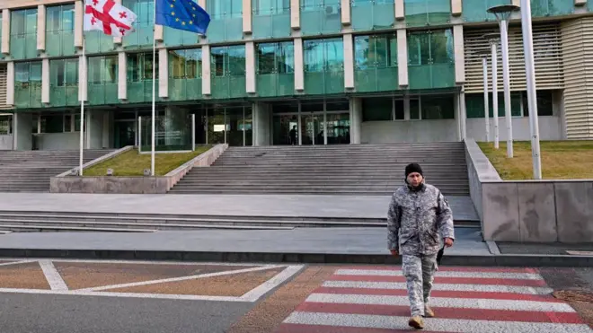 Здание и флаги Грузии и ЕС