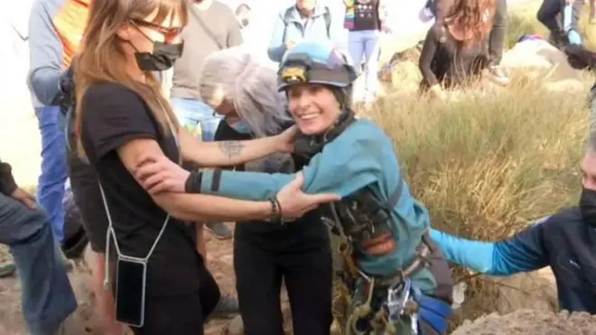 بیِتریز فلامینی۵۰ ساله، در سن ۴۸ سالگی وارد این غار با عمق ۷۰ متر شد