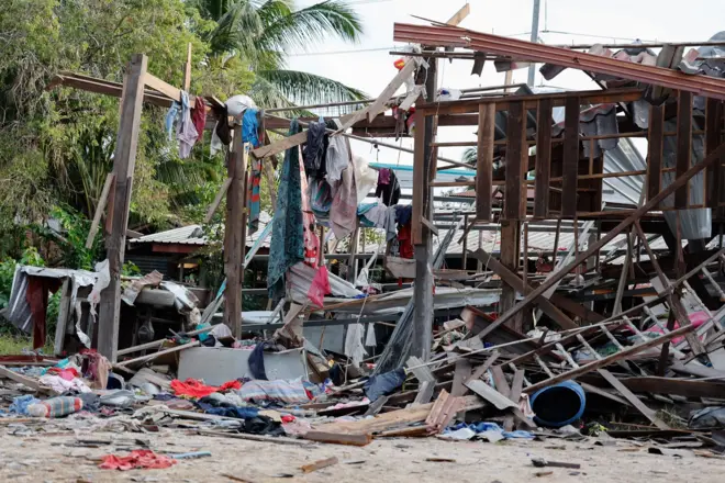 สภาพบ้านเรือนประชาชนใน ต.ธงชัย อ.กันทรลักษ์ จ.ศรีสะเกษ ได้รับความเสียหายอย่างหนักจากแรงระเบิดโดยอาวุธจรวด BM-21 ของฝ่ายกัมพูชาที่ถูกยิงเข้ามาตกในพื้นที่ เมื่อ 13 ธ.ค. 
