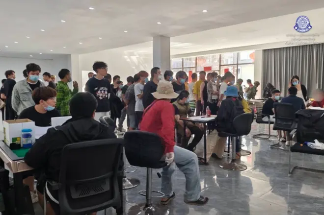 ชุดปฏิบัติการของ KNU เข้าคัดกรองชาวต่างชาติที่อยู่ในศูนย์สแกมเมอร์