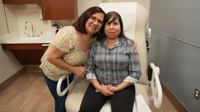 Jessica Lopez jokoo sori aga nile iwosan nibi to ti wọ ṣokoto dudu ati ẹwu alaranbara lẹgbẹ mama rẹ