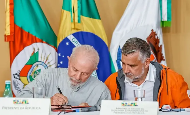 Presidente Lula assina documento ao lado de Paulo Pimenta