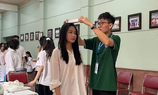 Thí sinh đo chiều cao khi tham gia buổi phỏng vấn EQ đầu tiên tại Trường Quản trị và Kinh doanh tháng 3/2024 