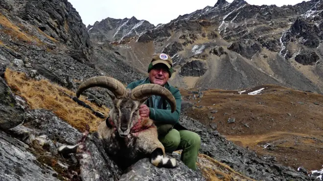 ढोरपाटन सिकार आरक्षमा विदेशी सिकारी।