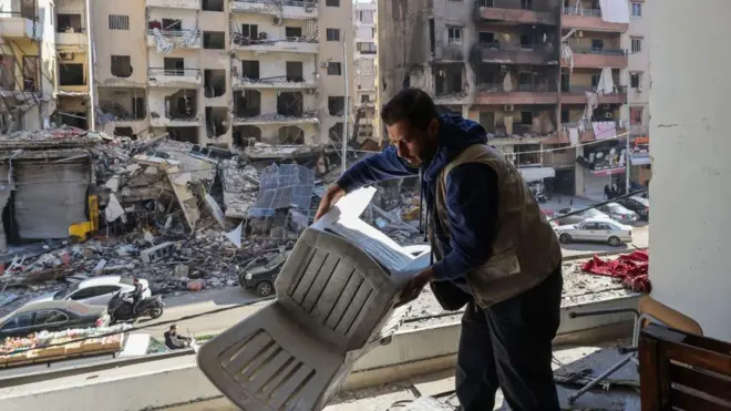 हिजबुल्लाहने लष्करी तळांवर हल्ले केल्यावर इस्रायलनं दिलं प्रत्युत्तर