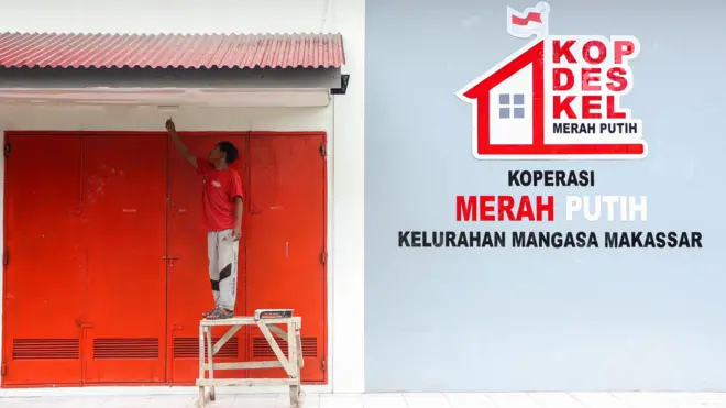 Pekerja menyelesaikan pembangunan Koperasi Merah Putih di Kelurahan Mangasa, Makassar, Sulawesi Selatan, Jumat (6/2/2026). 