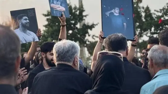 تصاویر دو جوان همدانی جانباخته در دست مردم 