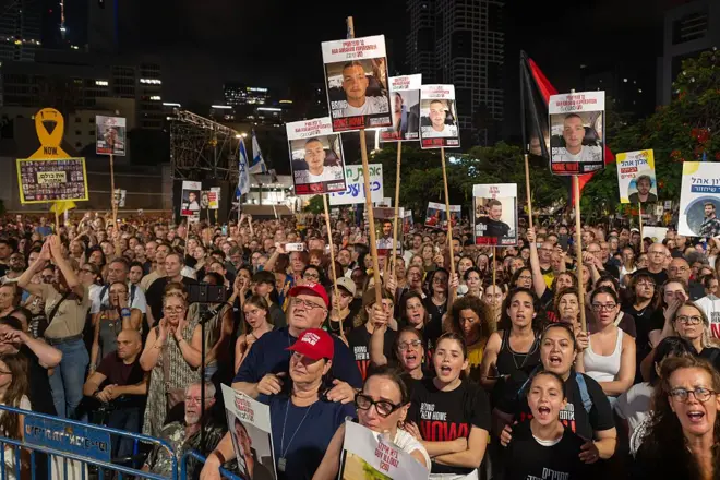 متظاهرون في تل أبيب يهتفون ويحملون صور رهائن إسرائيليين، مطالبين بالإفراج عنهم وإنهاء الحرب، بعد نشر حماس مقاطع فيديو تُظهر بعض الرهائن وهم يتضورون جوعاً ويشارفون على الموت. 2 أغسطس/آب 2025