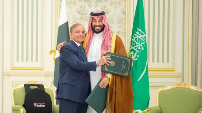 محمد بن سلمان و شهباز شریف با هم عکس می‌گیرند
