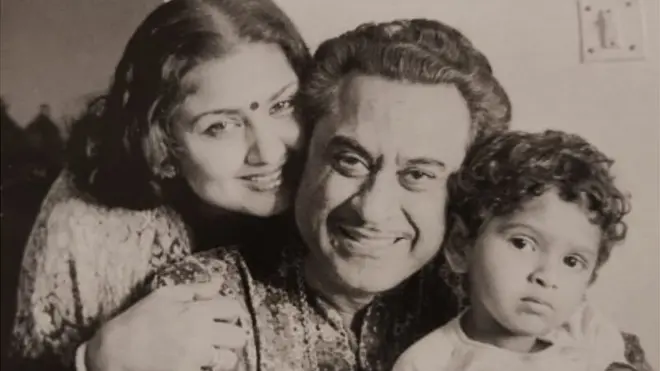 کشور کمار اپن اہلیہ لینا چندرورکر اور اپنے بیٹے سمیت کے ساتھ