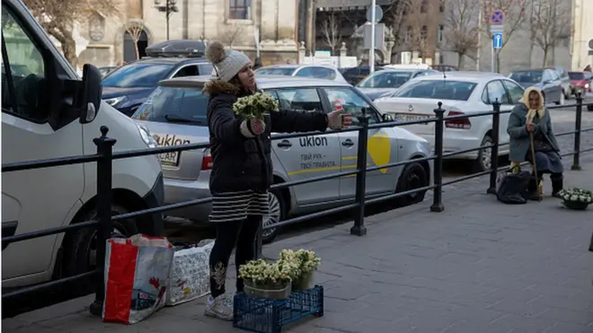 Весняні прліски - не найпопулярніший товар цими днями у переповненому біженцями Львові. Але жити за щось треба