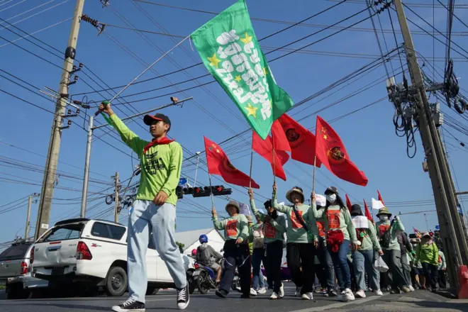 ภาคประชาชนเดินขบวนจากรัฐสภาไปอนุสาวรีย์ประชาธิปไตย เพื่อปิดกิจกรรม “เดินเปลี่ยนอนาคต” เรียกร้องให้จัดทำรัฐธรรมนูญฉบับใหม่ทั้งฉบับ และให้ผู้ร่างรัฐธรรมนูญมาจากการเลือกตั้ง 100% ในวันรัฐธรรมนูญ 10 ธ.ค. และในระหว่างรัฐสภากำลังพิจารณาร่างแก้ไขรัฐธรรมนูญ