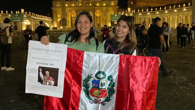 Guadalupe e Ámbar com bandeira peruana na Praça São Pedro