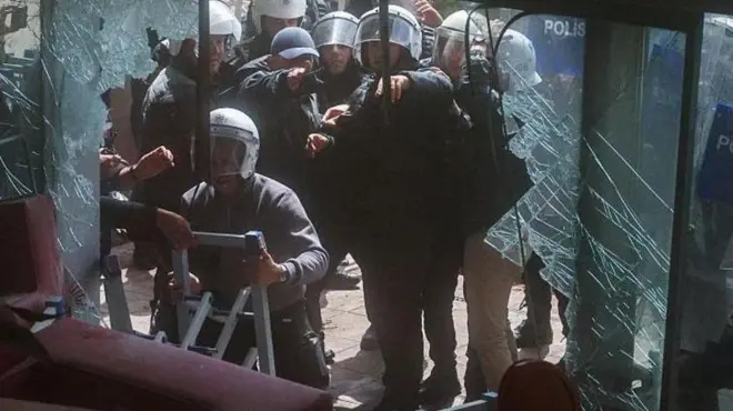 شرطة مكافحة الشغب التركية تقتحم مقر حزب الشعب الجمهوري، حزب المعارضة الرئيسي في البلاد يوم الأحد