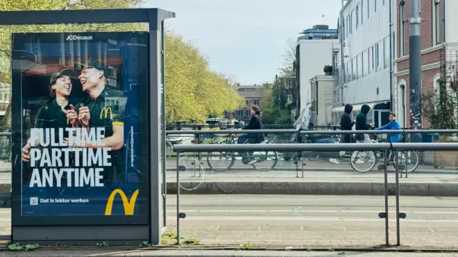 Un cartel de McDonalds en una calle de Ámsterdam, Países Bajos. 