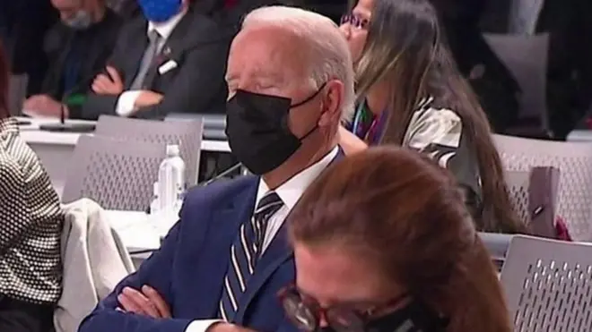 جو بايدن ينام اثناء قمة المناخ العالمية