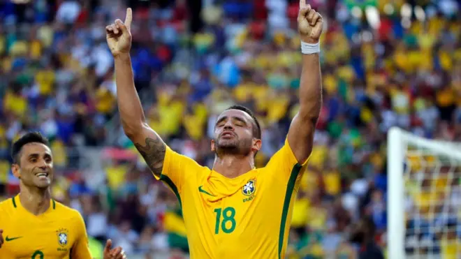 Renato Augusto celebra uno de los dos goles que marcó sobre Haití