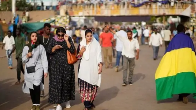 Mudaharaadeyaasha ayaa doonaya in xukunka lagu wareejiyo shacabka