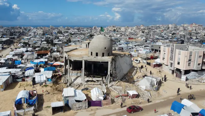 صورة جوية لأنقاض مسجد دمر في الهجوم العسكري الإسرائيلي