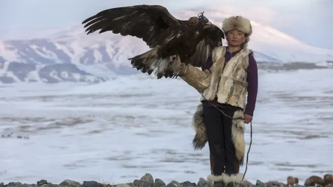 девушка с беркутом