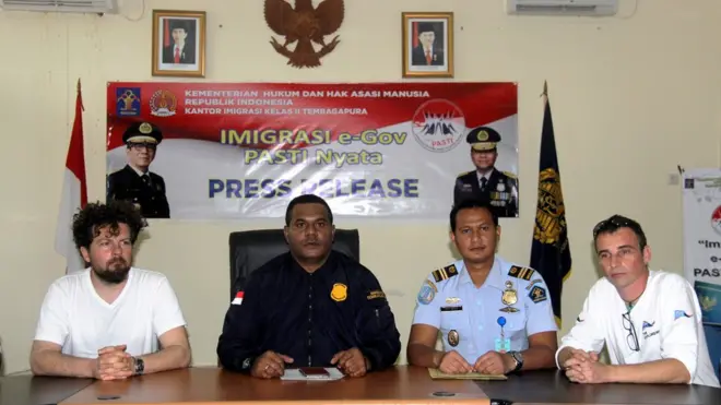 Franck Jean Pierre Escudie (paling kiri) dan Basille Marie Longchamp (paling kanan) menghadiri jumpa pers di kantor imigrasi Tembagapura, Provinsi Papua, sebelum dideportasi pada Jumat (17/03).