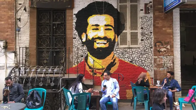يحظى محمد صلاح بشعبية كبيرة في مصر خاصة بعد أن قاد منتخب بلاده للوصول إلى كأس العالم
