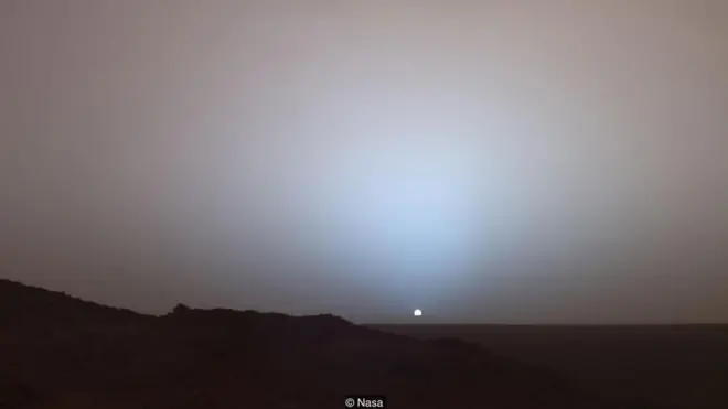 Wakati wa kutua kwa jua, anga huwa la rangi ya samawati