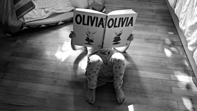 Olivia leyendo "Olivia"