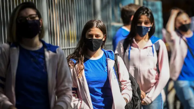 Para frenar los contagios, sigue siendo crucial mantener la distancia social y cumplir con los protocoles, dicen los expertos.