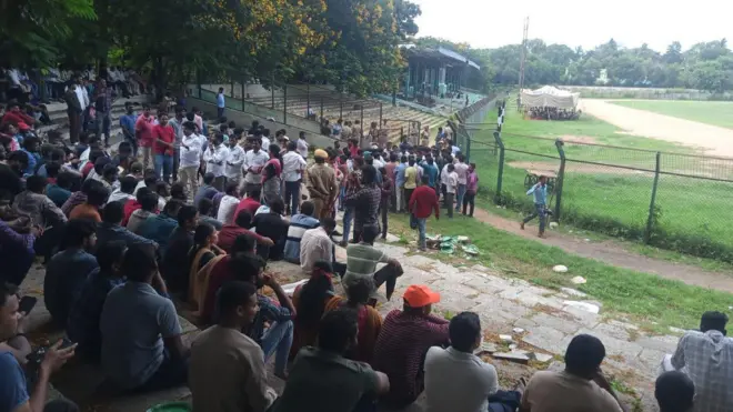 ఆందోళన చేస్తున్న నిరుద్యోగులు