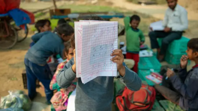 সাত বছর বয়সী মুসলমান ছাত্রটি নামতা পারে নি বলে অন্য ছাত্রদের দিয়ে তাকে মার খাইয়েছেন এক শিক্ষিকা - প্রতীকি ছবি