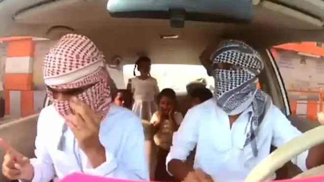 ملثمان في عمان "يخطفان أطفالا بسيارة"، فما السبب؟