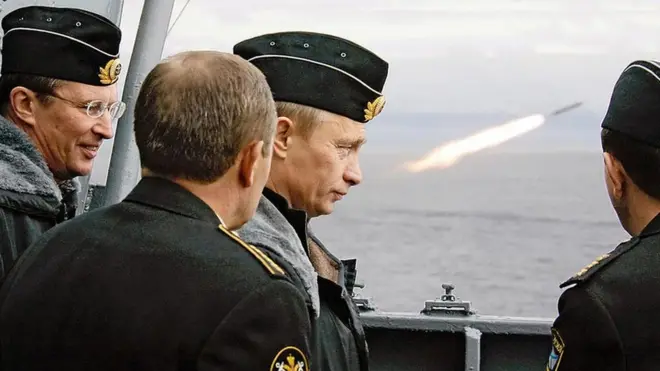 Putin, areba iraswa ry'igisasu mu myitozo ya gisirikare mu 2005, ashobora gufata ingingo ikomeye mu gihe intambara muri Ukraine itamuhira