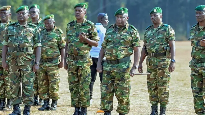 Abakuru b'ingabo z'u Burundi bakikije Perezida Evariste Ndayishimiye ku kigo cya gisirikare i Mabanda muri Nzeri (9) uyu mwaka