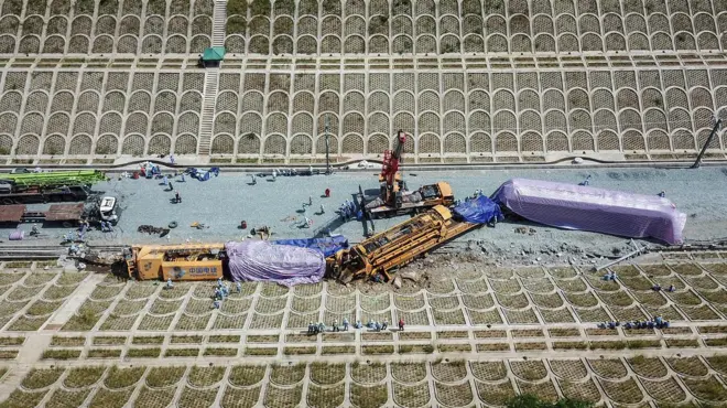 Foto udara proses evakuasi bangkai kereta teknis yang mengalami kecelakaan di Campaka Mekar, Kabupaten Bandung Barat, Jawa Barat, Senin (19/12/2022).