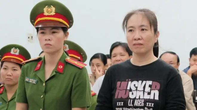 Bà Nguyễn Ngọc Như Quỳnh (phải) tại phiên tòa phúc thẩm ở Khánh Hòa hôm 30/11/2017
