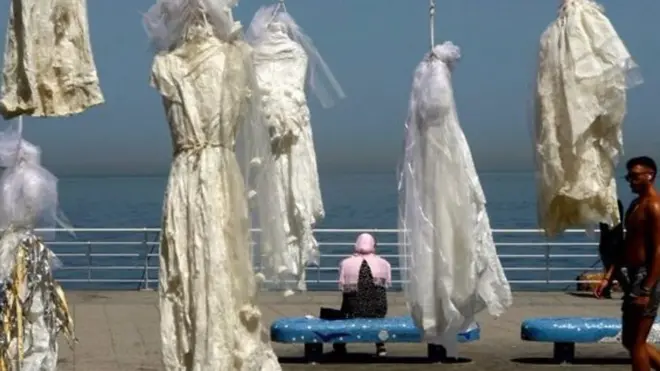 فساتين زفاف مشنوقة في لبنان ...فما السبب؟