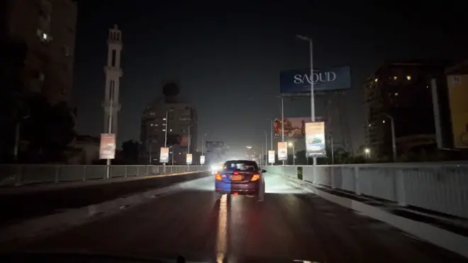 صورة لجزء من كوبري السادس من أكتوبر وهو مظلم و خالي إلا من سيارة واحدة