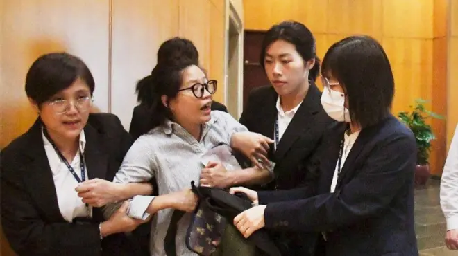 立法会职员以“座位有限”为由，拒绝《论尽媒体》两名记者进入议事厅