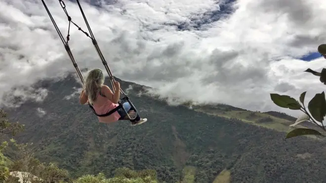 El columpio sobre las nubles comenzó como una invitación para los nietos de Sánchez, pero ahora personas de todo el mundo quieren balancearse también. (Foto: Eliot Stein)