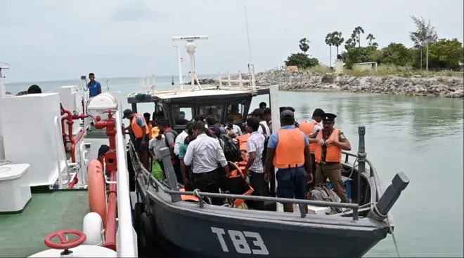 ඩෙල්ෆ් දූපතේ හුදෙකලා ජීවිතයක් ගත කරන ජනතාවගේ කතාව