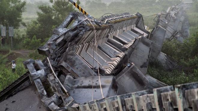 台湾东部花莲县玉里镇倒塌的高寮大桥