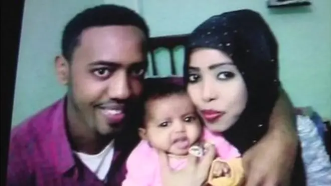 Muaz Ayimo, sobreviviente del naufragio, junto a su esposa e hija. Ellas no lo lograron.