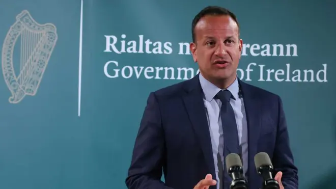 นายกรัฐมนตรีลีโอ วารัดการ์ ของไอร์แลนด์ ซึ่งมีอาชีพเป็นแพทย์ในโรงพยาบาลก่อนมาทำงานการการเมือง