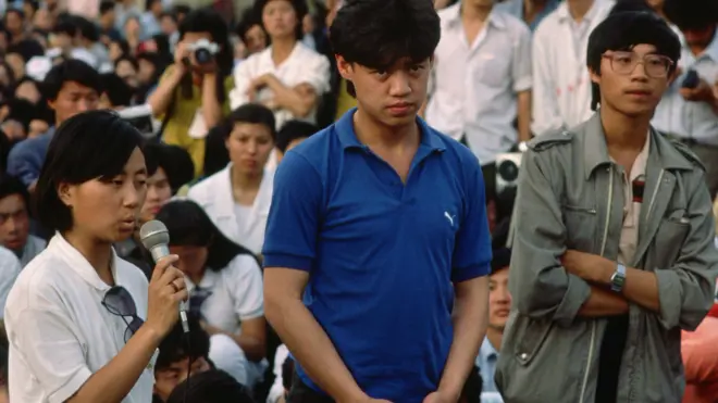 （左至右）柴玲、吴尔开希与王丹在天安门广场上对学生讲话（27/5/1989）