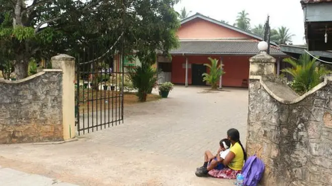 HIV ආසාදිතයන් බවට චෝදනා කරමින් දරුවා පාසලට ඇතුළු කිරීමට ගම්වාසීන් විරෝධය පෑම නිසා පාසල ඉදිරියේ උපවාස කිරීමට පවා මවට සිදුවිය