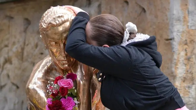 Los devotos le hablan en secreto a Kopp, para pedirle favores o agradecérselos.